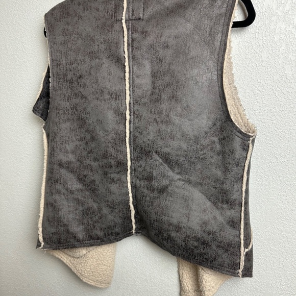 Grey Sherpa lined Vest - Picture 2 of 4